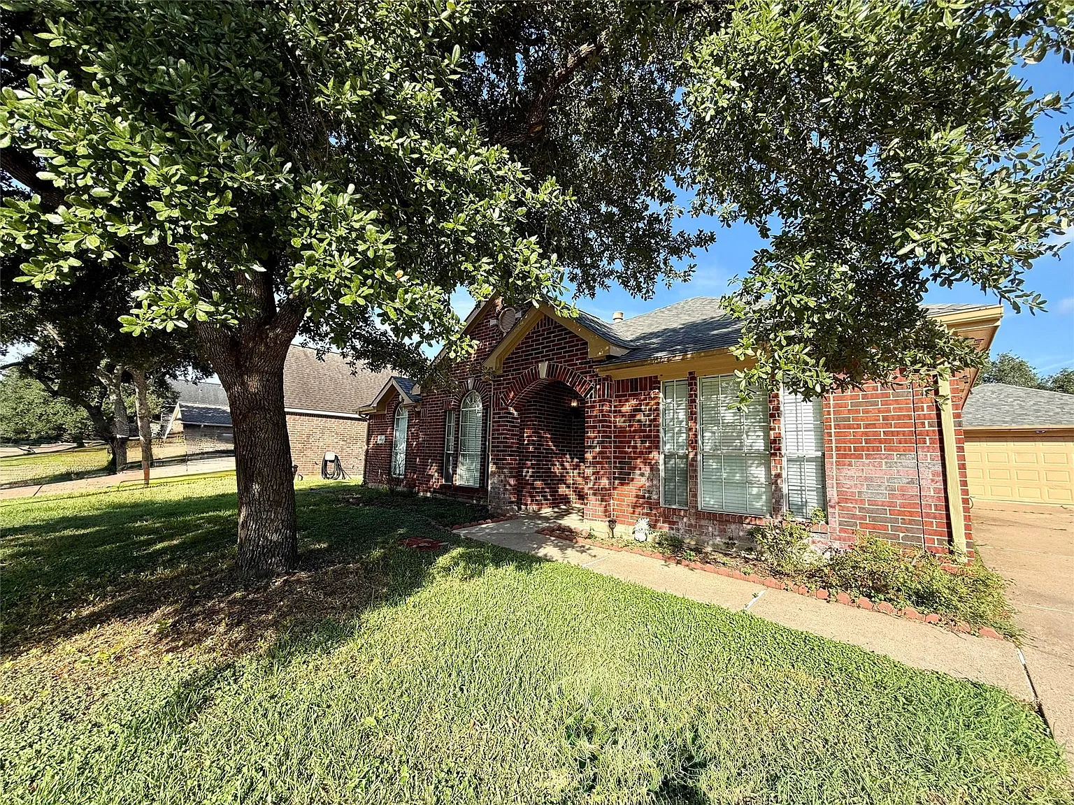 3 bed, 2.0 bath, 2339 sqft, $2,300 — Photo 2