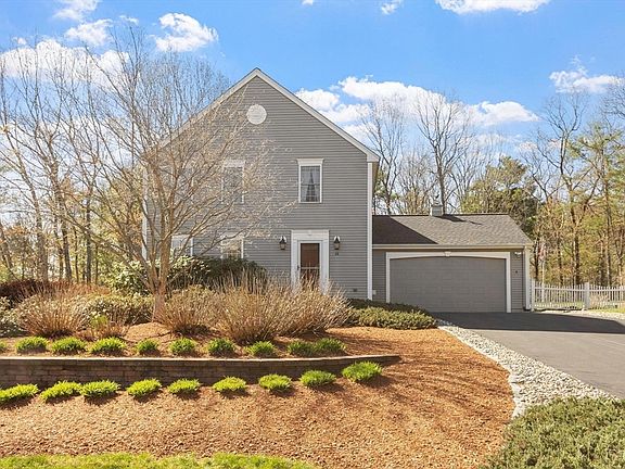 3rd image of 40 Longwood Dr