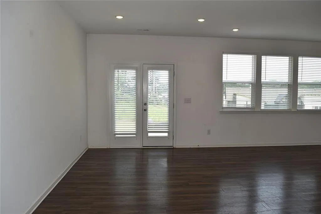 3 bed, 2.5 bath, 1854 sqft, $1,900 — Photo 2