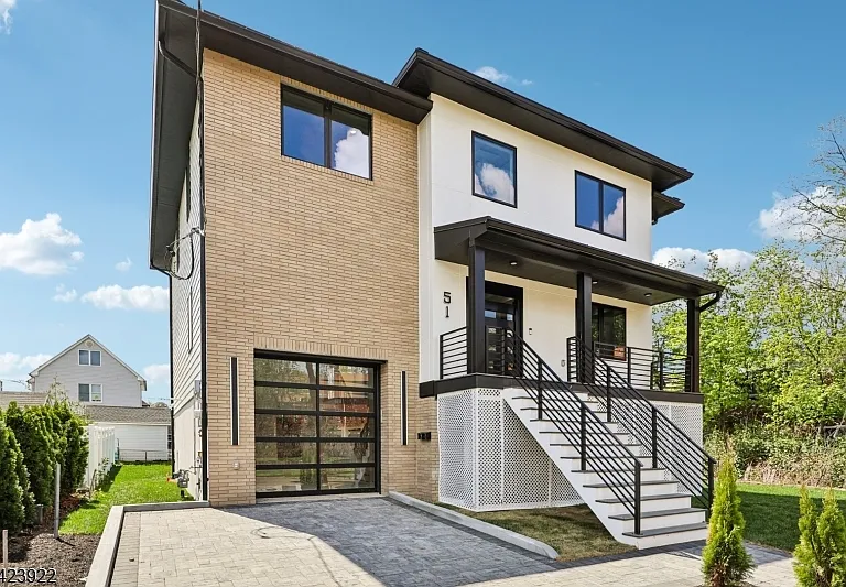 51 Albany Ave — Photo 14