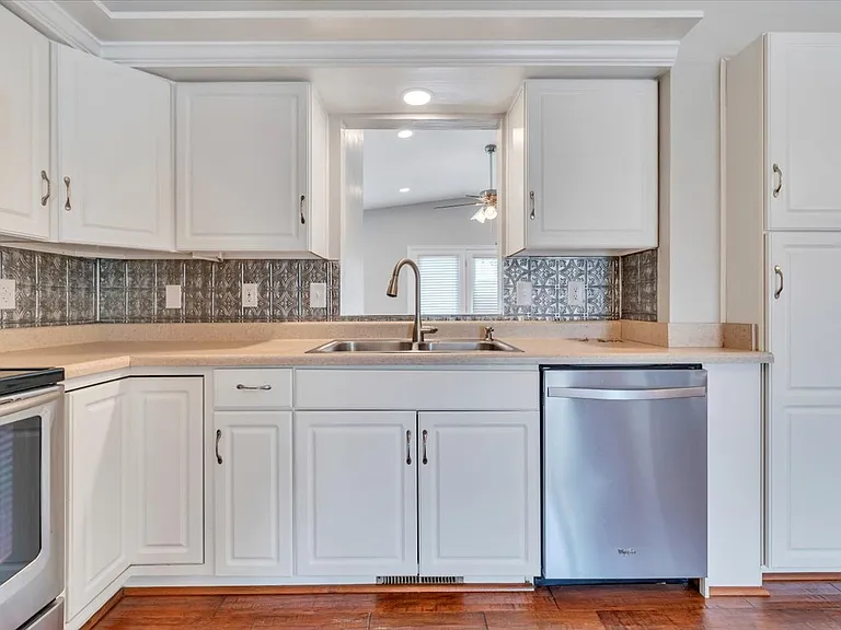 1905 Summerfield Dr — Photo 6