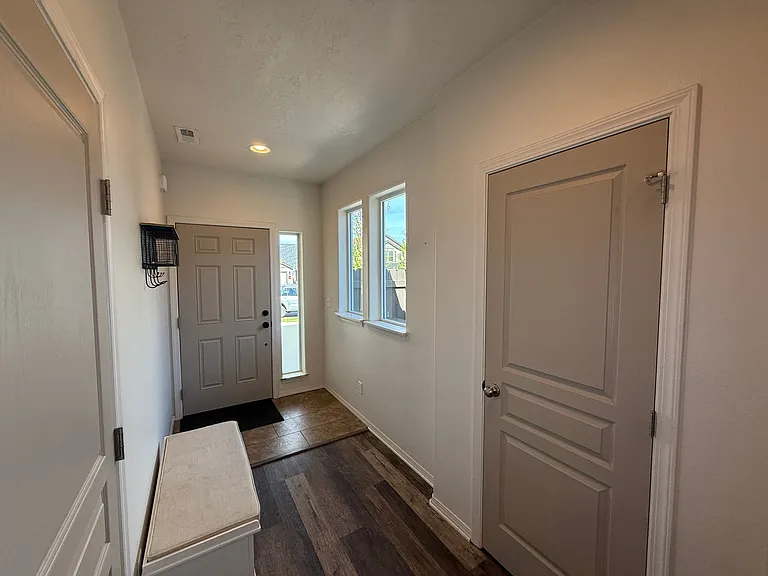 894 NW 24th Way — Photo 2