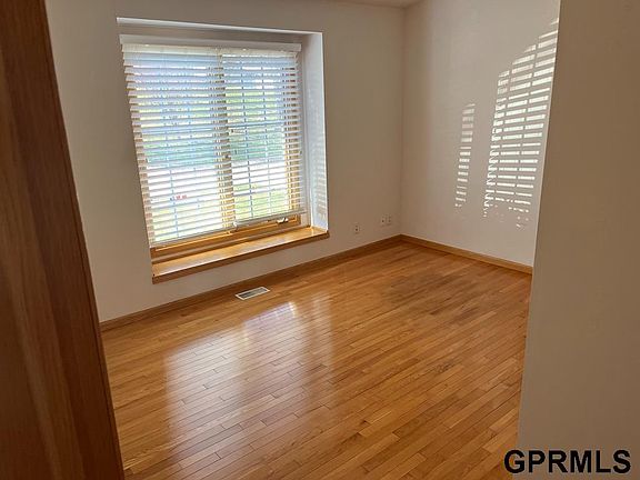4th image of 11703 Lakeview Dr