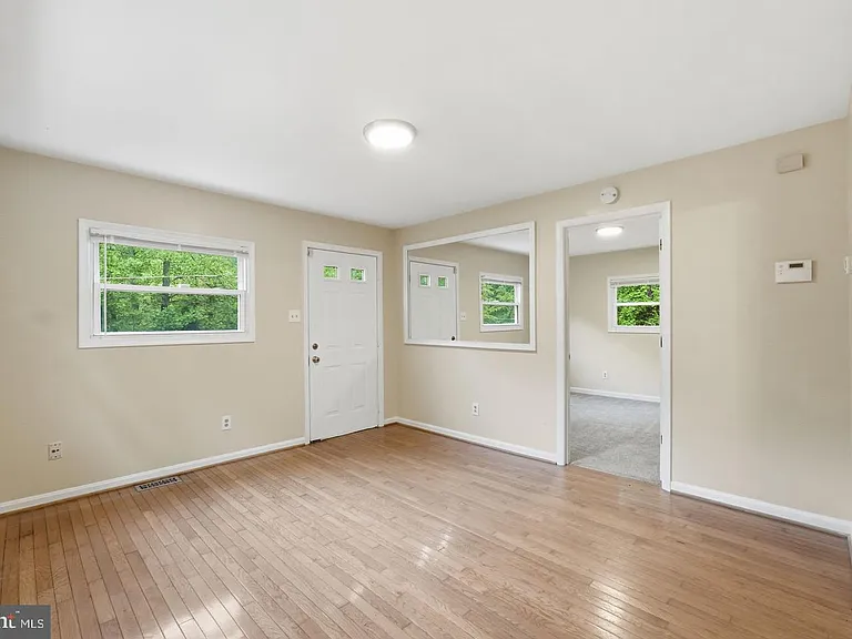 8402 Sleepy Hollow Rd — Photo 5