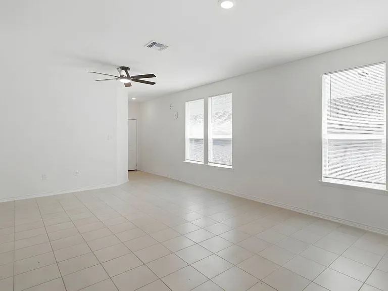 4731 Plaza Ctr — Photo 4