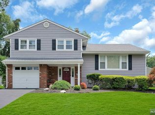 26 Oxford Ct, Paramus, NJ 07652