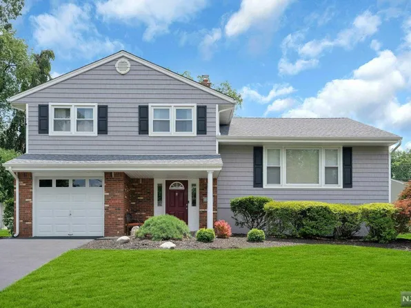 26 Oxford Ct, Paramus, NJ 07652