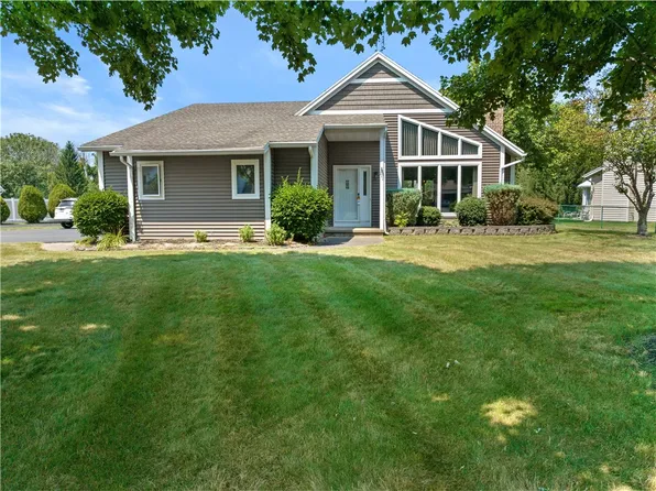 711 Bishops Ln, Webster, NY 14580