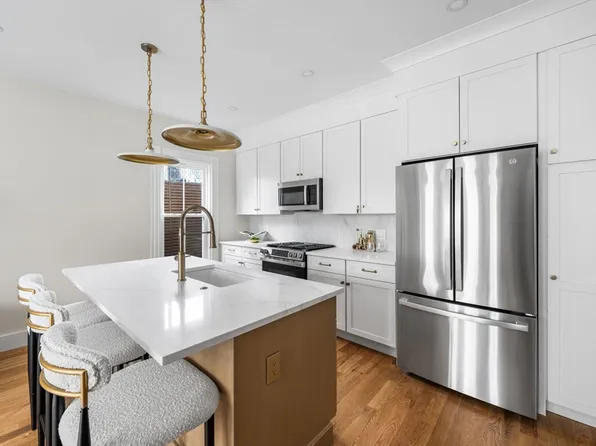 14 Harbor View St #1, Dorchester, MA 02125