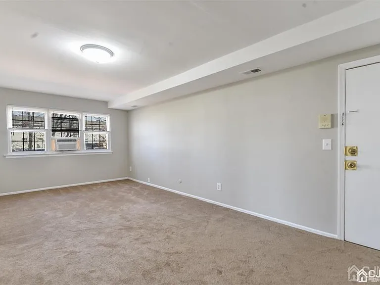 204 College Dr — Photo 4