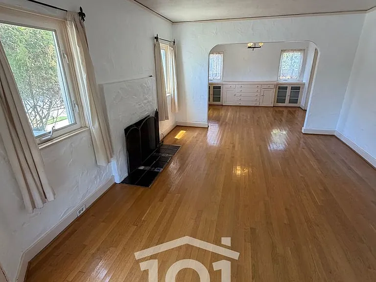 635 E Victoria St — Photo 2