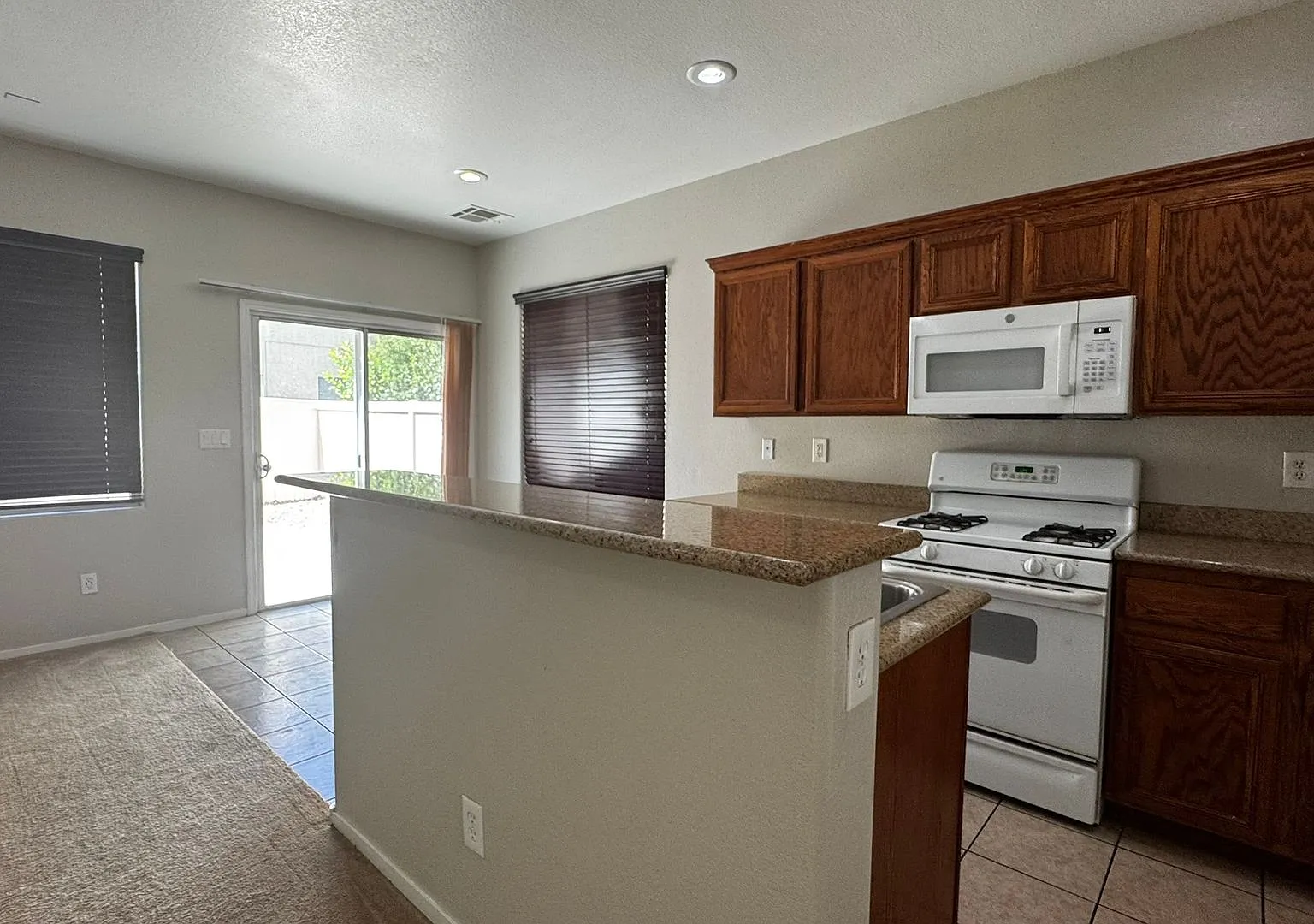 Close to the M Hotel. 3 bedroom Home — Photo 2