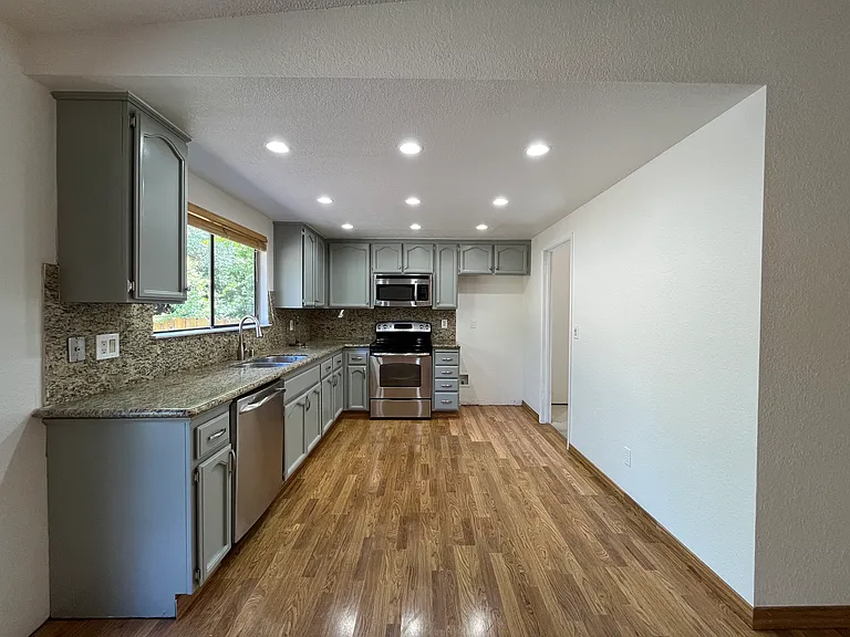 270 Riverview Dr — Photo 9