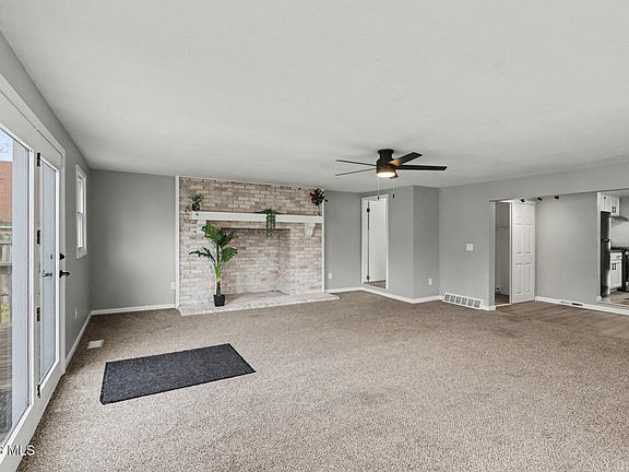 5th image of 5845 Douglas Rd