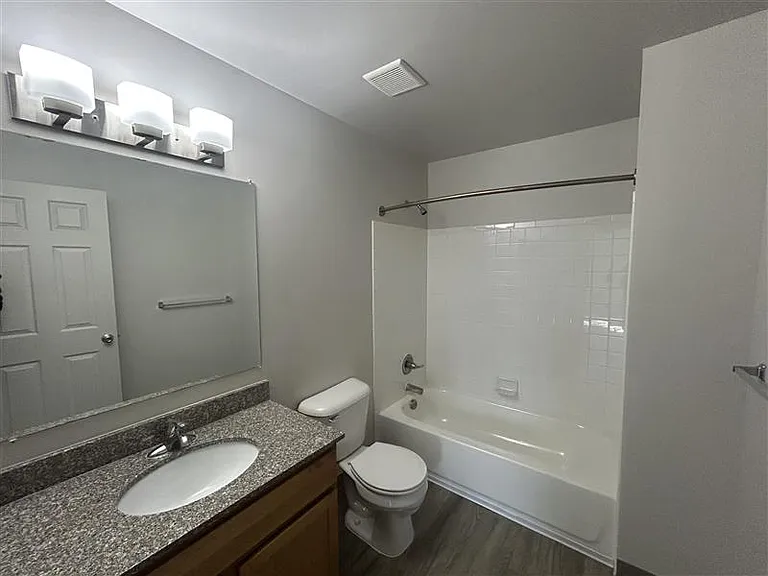 Woodland Villa Apartments — Photo 31