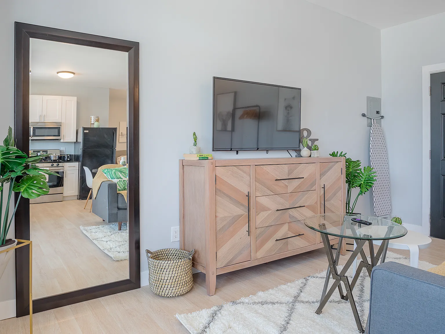 Studio, 400 sqft, $2,555 — Photo 3