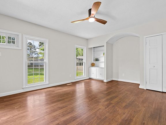 5th image of 130 Parkwood Cir