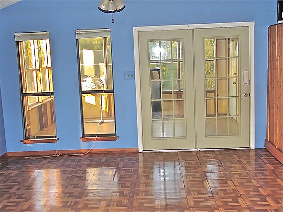 great rm looking in sunroom