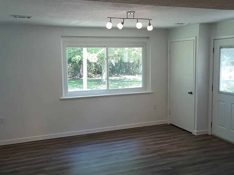 56 Greenview Dr — Photo 2