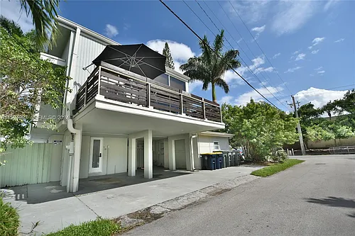 250 SE Park St Photo 1
