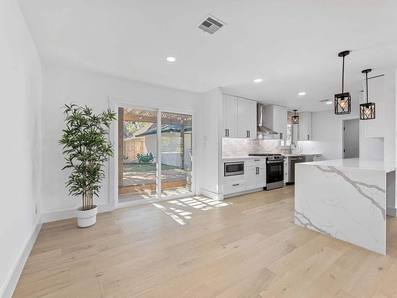 3 bed, 2.5 bath, 1863 sqft, $6,300 — Photo 3