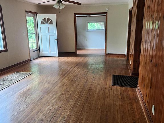 5th image of 2560 Maple Ave