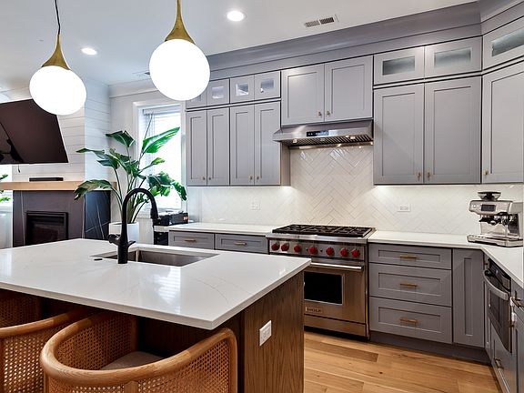 2nd image of 519 N Claremont Ave #302