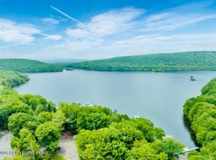 22 Mountainwoods Dr, Lake Harmony, PA 18624