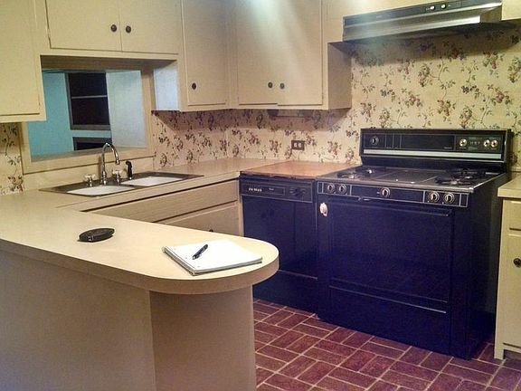5th image of 204 Arlington Pl