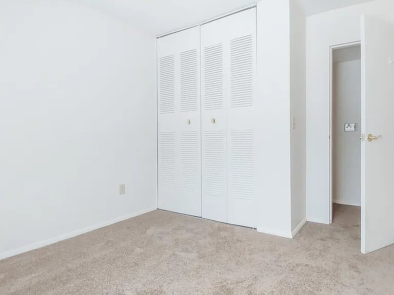Windsor Gardens Apartments — Photo 61