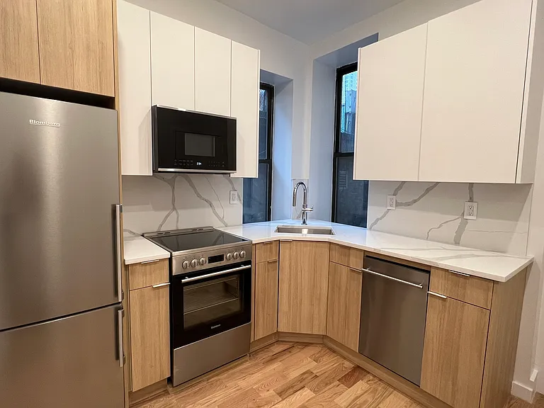 238 E 58th St #17B — Photo 3