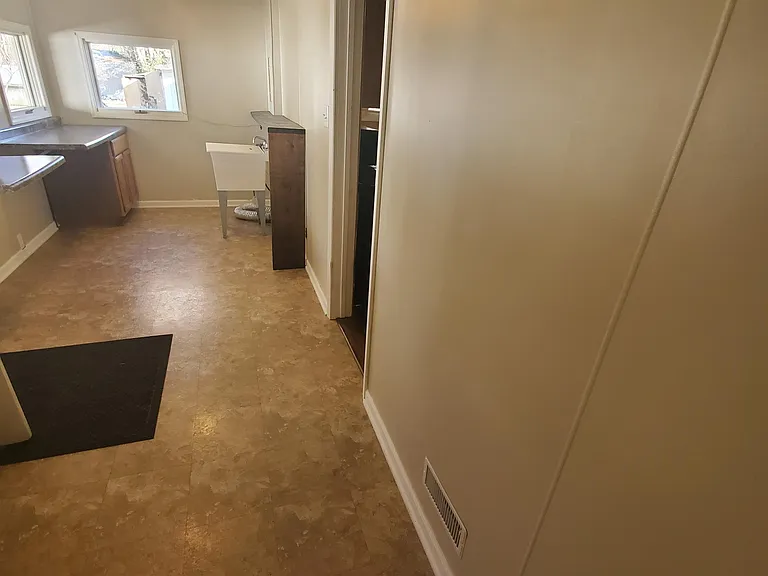 824 E Harris St — Photo 3