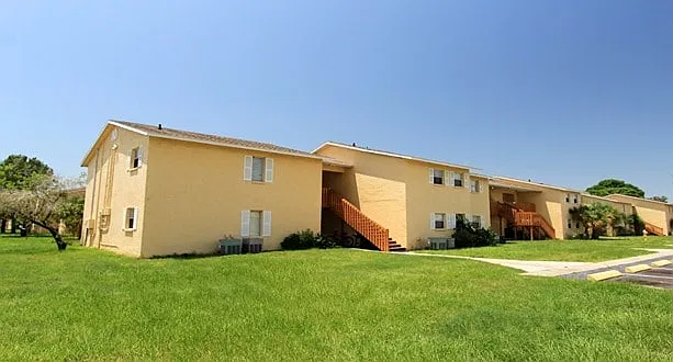Tarponwood Lake Apartments — Photo 3