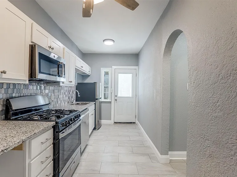 320 W Canty St #2 — Photo 8