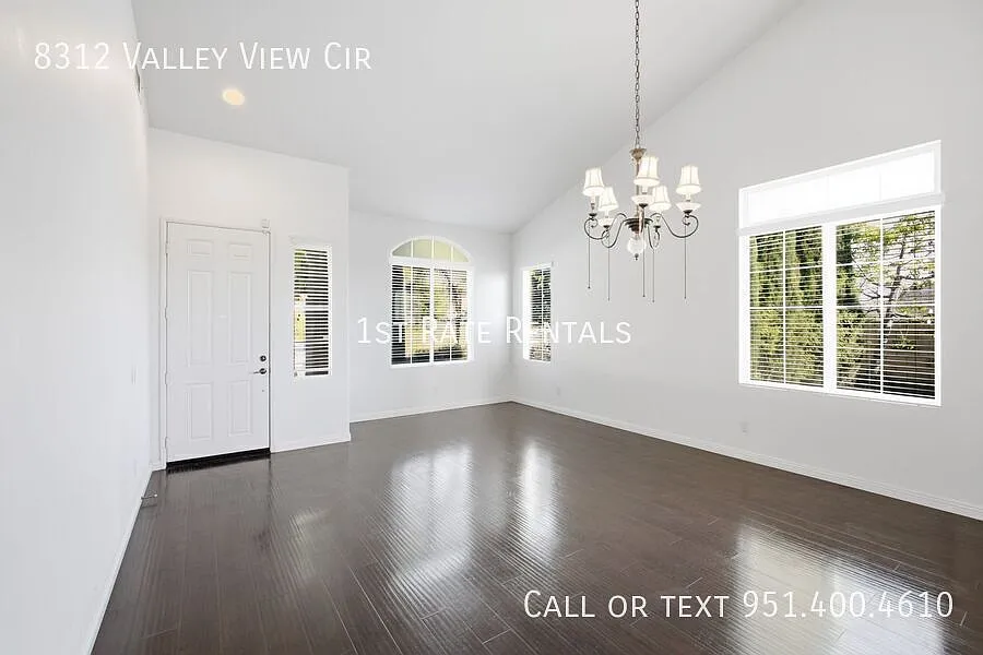 Corner lot, view, and a fantastic layout! — Photo 2