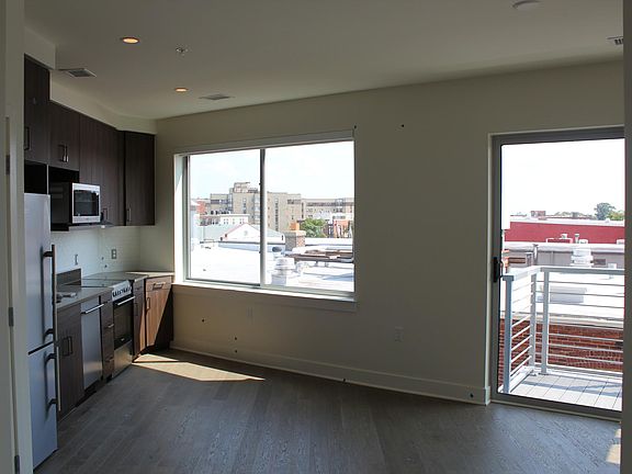 4th image of 2550 17th St NW Unit 505
