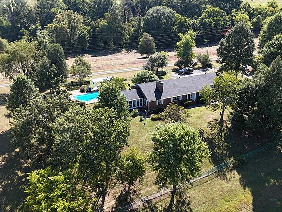3rd image of 135 Second Creek Ln