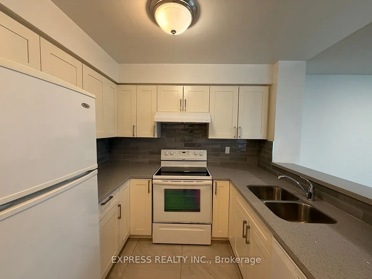 Building Photo - 942 Yonge St #711