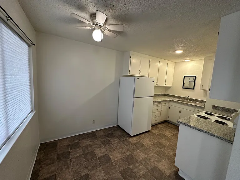 15 Royale Ave — Photo 5