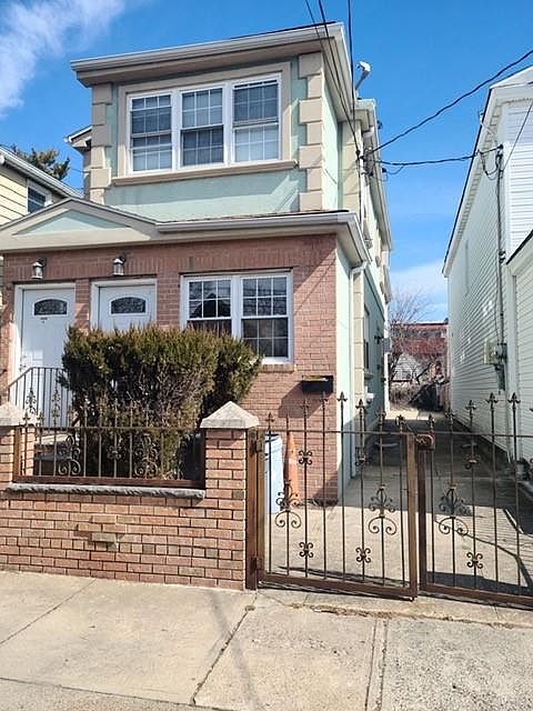 1st image of 1529 E 95th St