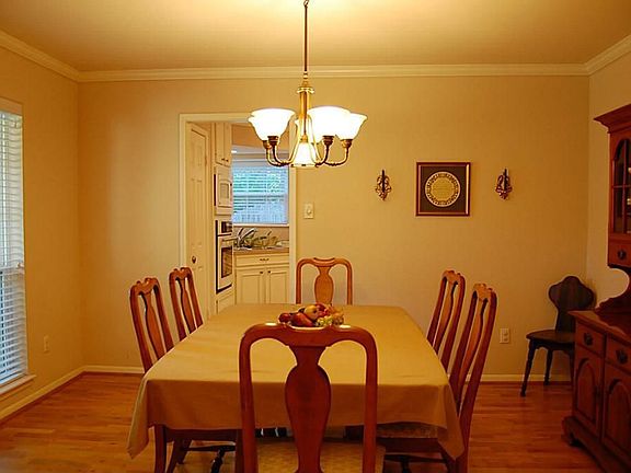 3rd image of 1907 Laurel Hill Dr