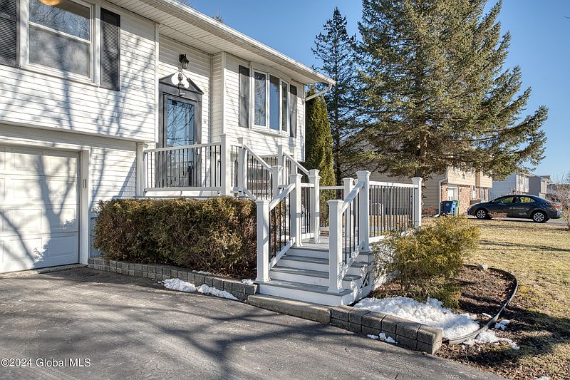 2nd image of 86 Springhollow Drive
