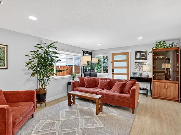 4th image of 3709 SE 65th Ave