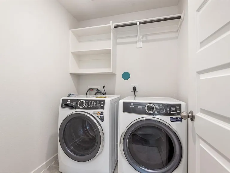 3111 W Frontier Ln — Photo 4