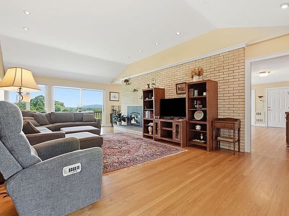 5th image of 54 Sawmill Plain Rd