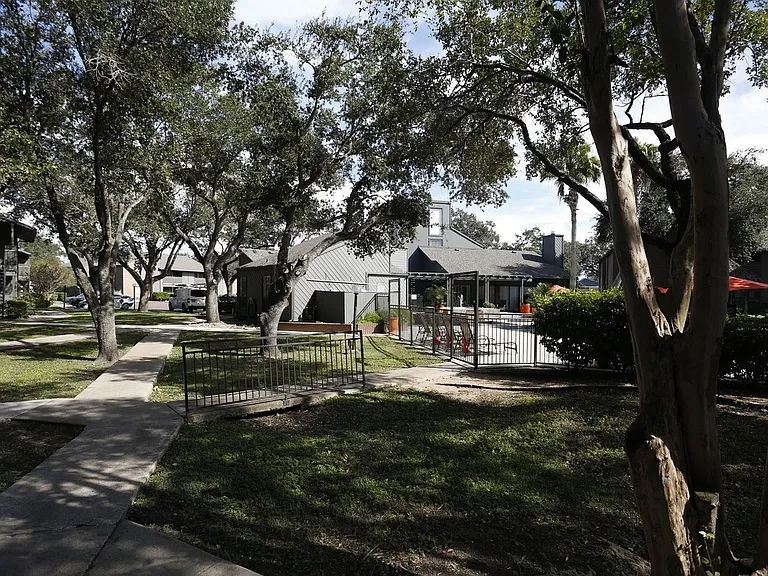 Sandcastle Apartments — Photo 7
