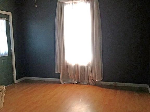5th image of 2319 Oak St