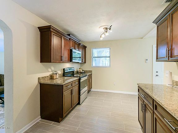 5th image of 843 Filmore Ln