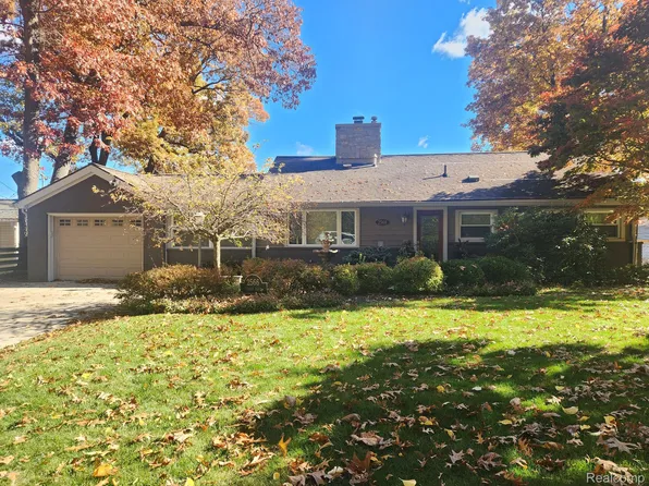 2566 Lynch Dr, Highland, MI 48357