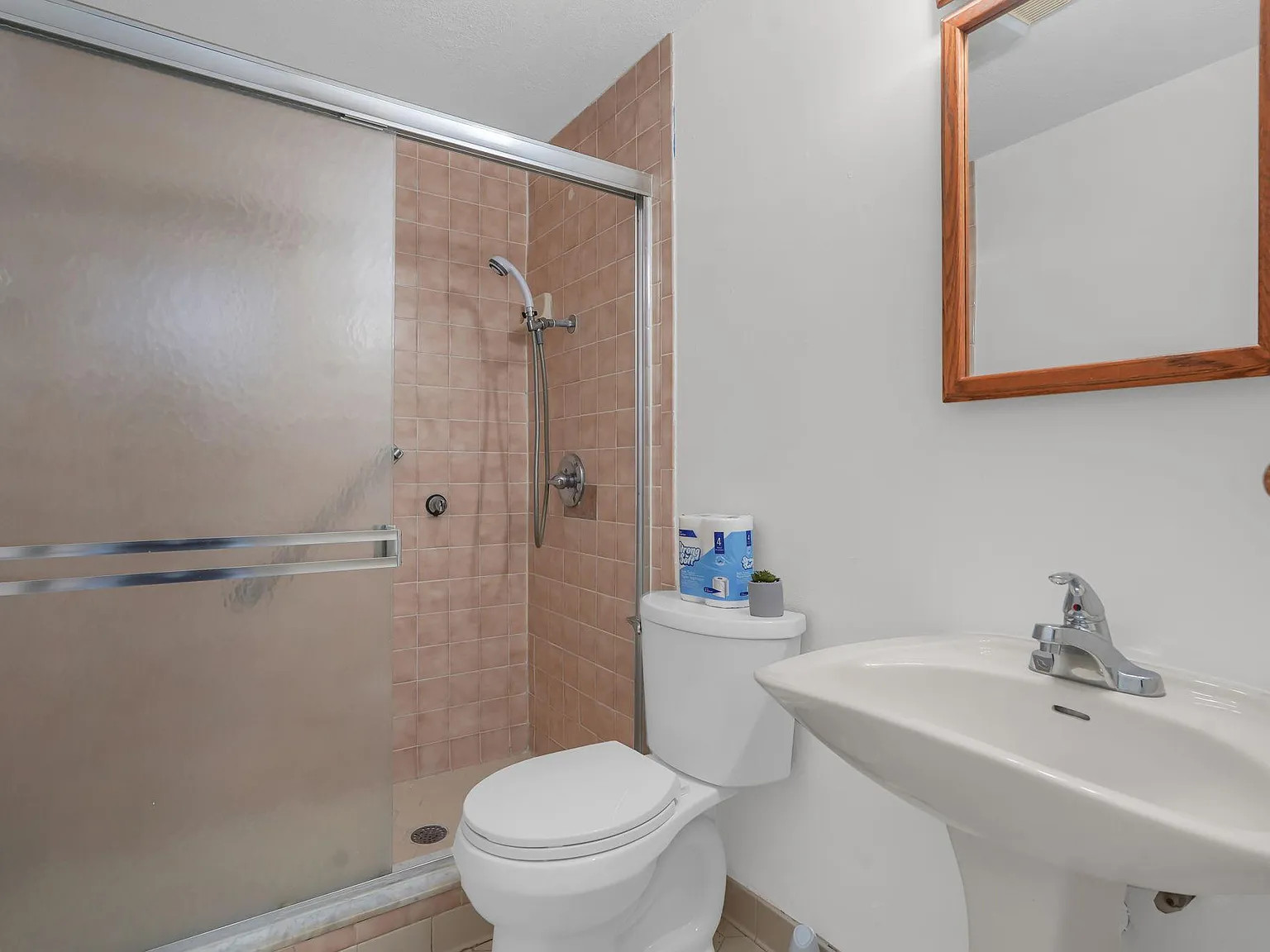 4 bed, 3.0 bath, 1693 sqft, $784 — Photo 3